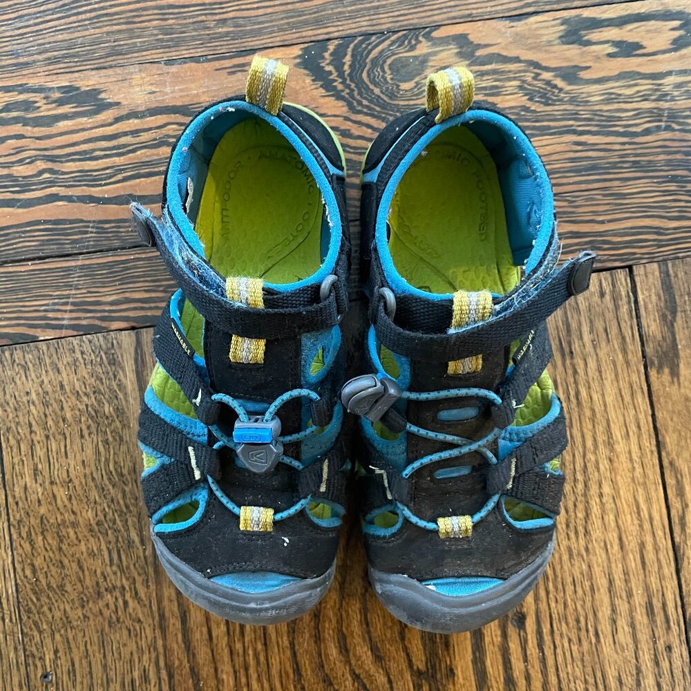 VGUC Boys Size 1 Big Kid Keen CNX Sandals